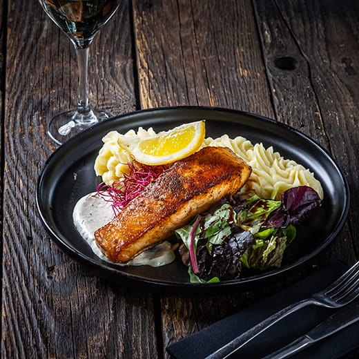 Ropogósra sült lazacfilé friss kerti salátával joghurtos-kapros mártással és krémes burgonyapürével