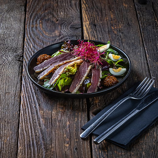 Bükkfán füstölt kacsamell-sonka szarvasgombával fürjtojással és roppanós zöldségekkel