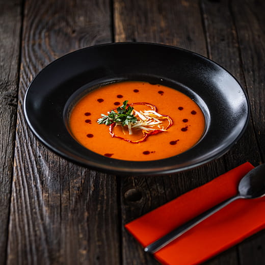 Parázson sült paprika selymes krémlevese tökmagolajjal és füstölt sajttal