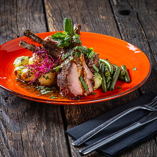 Roséra sült báránykorona illatos rozmaringos-mentás pecsenyével petrezselymes burgonyával és vajas zöldbabbal