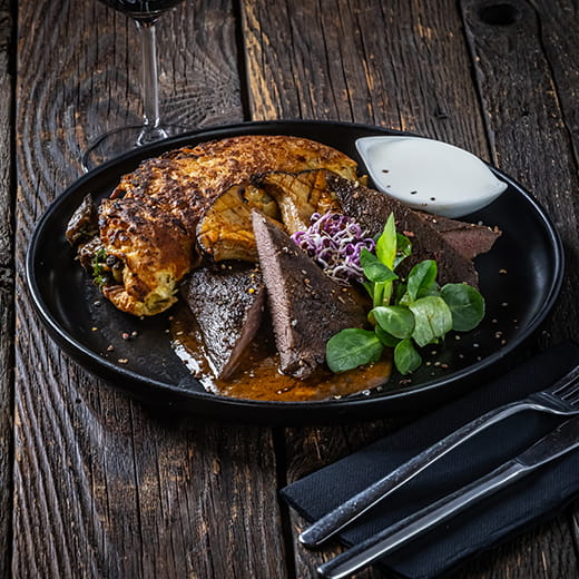 Muflongerinc erdei gombákkal és pirított gombával töltött macokkal, tejföllel