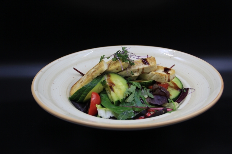 Tavaszi kevert saláta retek, uborka, zöldfűszerek, citrus vinaigrette tofuval