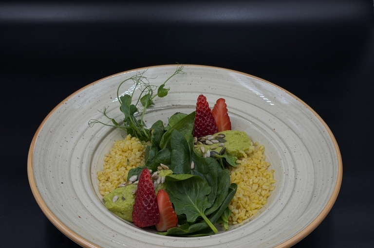Superfood saláta bulgur, spenót, avokádó, eper, pirított magvak