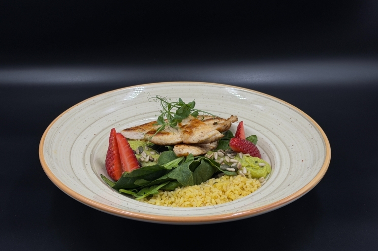 Superfood saláta bulgur, spenót, avokádó, eper, pirított magvak és csirkemellel