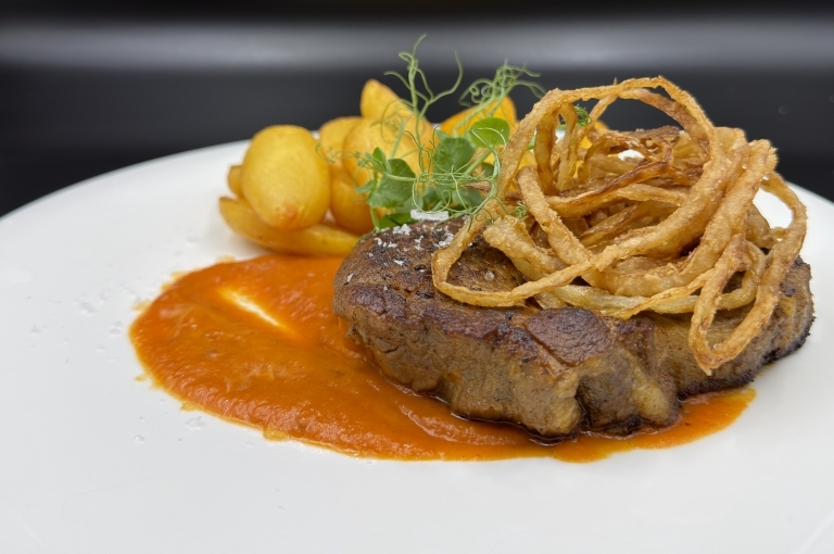 Omlós tarja steak lecsó mártás, konfitált burgonya, ropogós hagyma