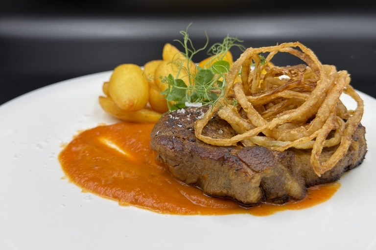 Omlós tarja steak lecsó mártás, konfitált burgonya, ropogós hagyma