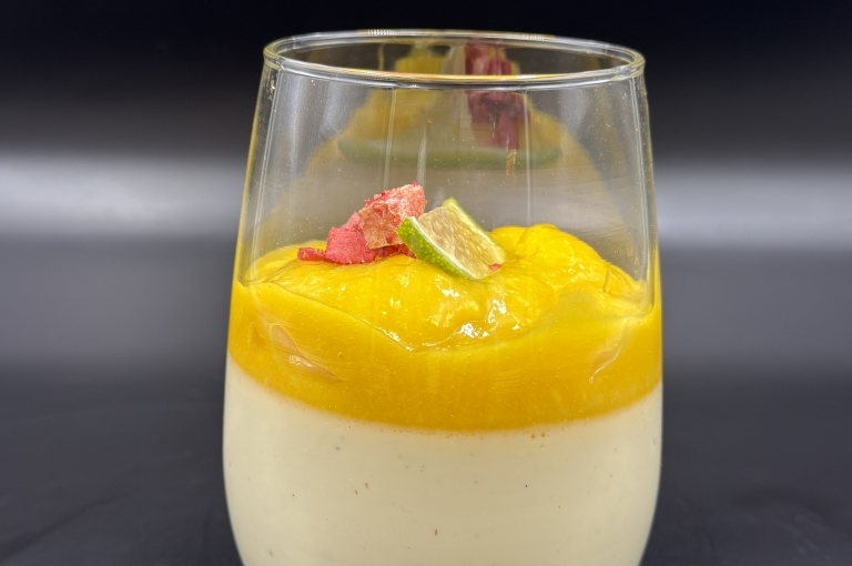 Kókusztejes panna cotta mangó, lime