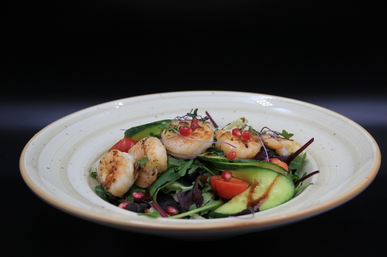 Tavaszi kevert saláta retek, uborka, zöldfűszerek, citrus vinaigrette garnélával