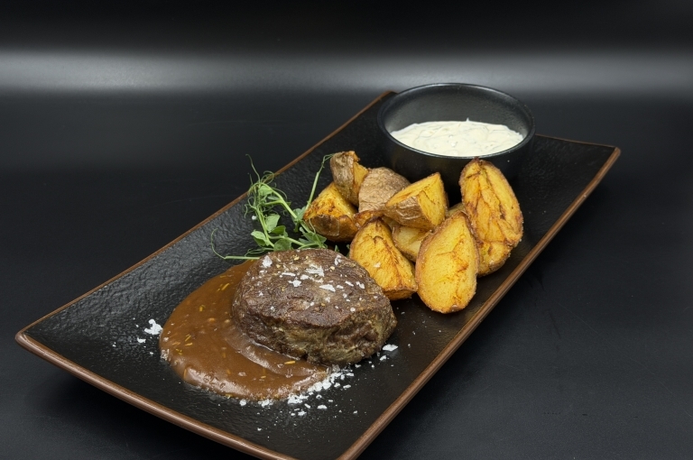 Bélszín steak rozmaring jus, házi sült burgonya, házi tárkonyos majonéz