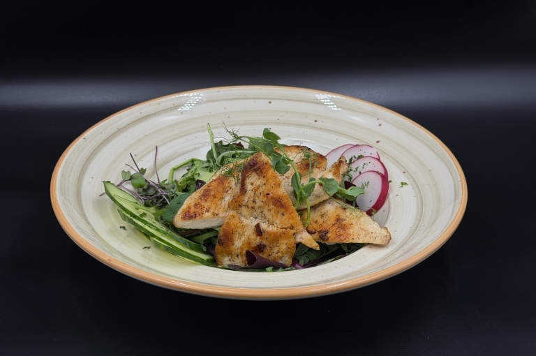 Tavaszi kevert saláta retek, uborka, zöldfűszerek, citrus vinaigrette csirkemellel