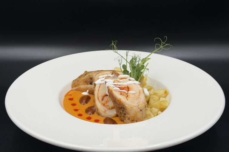 Csirkepaprikás – modern köntösben csirkemell rolád, könnyített paprikás jus, parmezános galuska