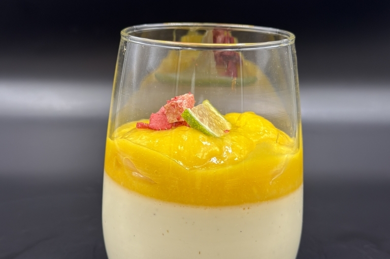Kókusztejes panna cotta mangó, lime