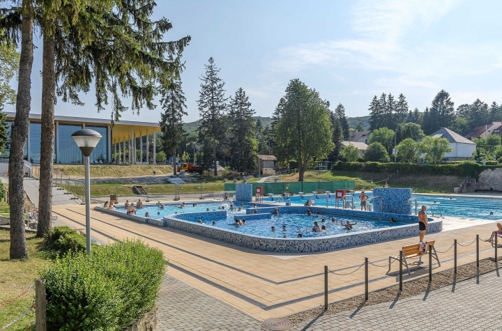 Lőver Bath, Tómalom Beach