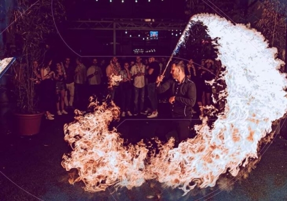 Tűzzsonglőr-show szilveszterkor a balatonkenesei Hotel Marina-Port**** szabadtéri színpadán