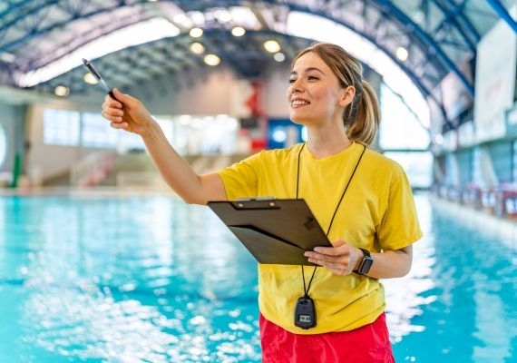 Wellness recepciós/úszómester