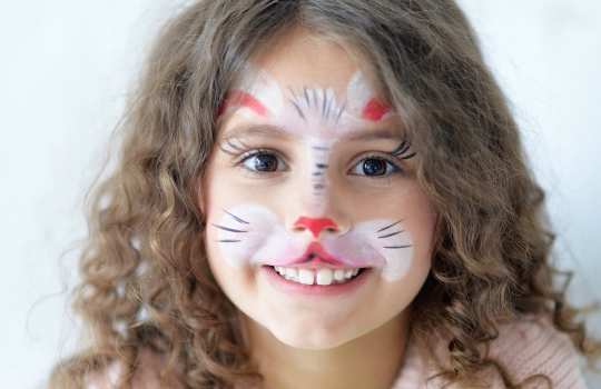 Gyereknapi program: arcfestés,csillámtetoválás,színes fonás,kézműves foglalkozás