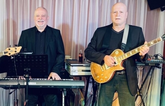 Élőzenés est a Silver Cool Band-del