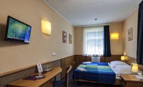 franciaágyas háromcsillagos szállodai szoba LED TV-vel