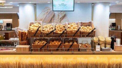Péksütemény- és kenyérkínálat a büfépultnál.