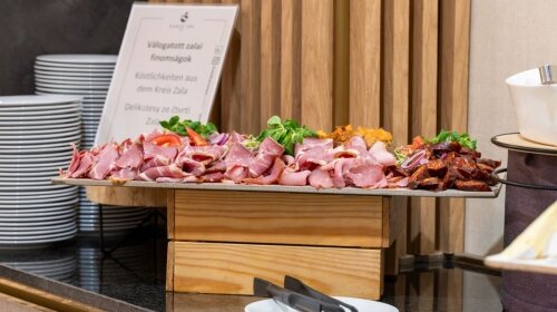 Hidegtál válogatott felvágottakkal és sonkával.