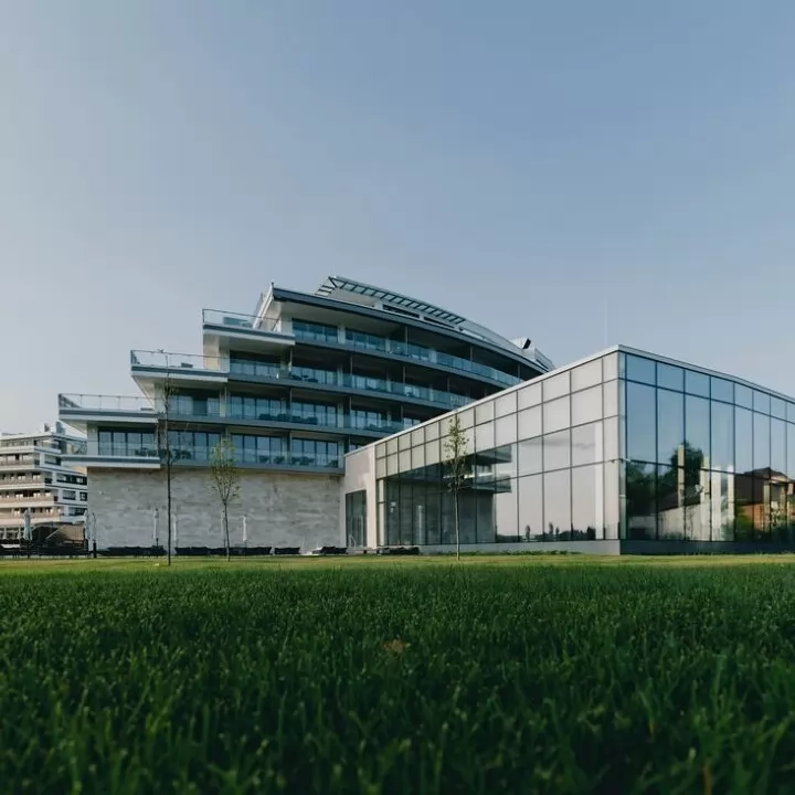 Außenansicht des Le Primore Hotel & Spa mit moderner Glasfassade