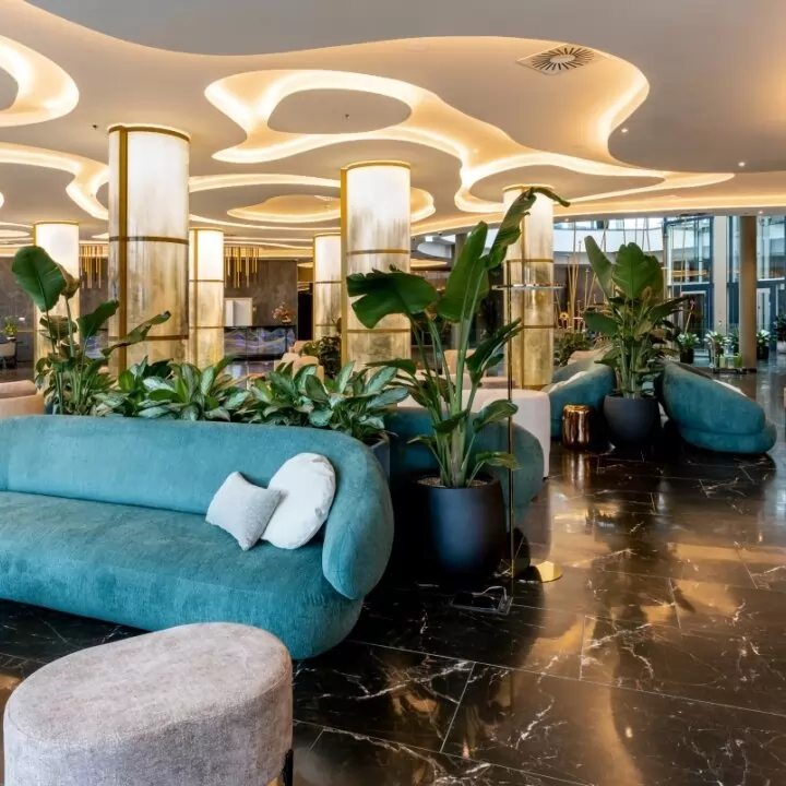 Lobby mit organischen Leuchten und Sitzlandschaften