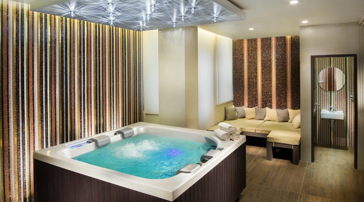 Jacuzzi and sauna in the wellness area