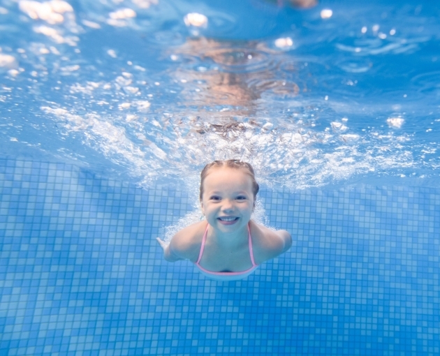 Amikor a pancsolás tanít: hogyan segíti az úszás a gyerekek fejlődését