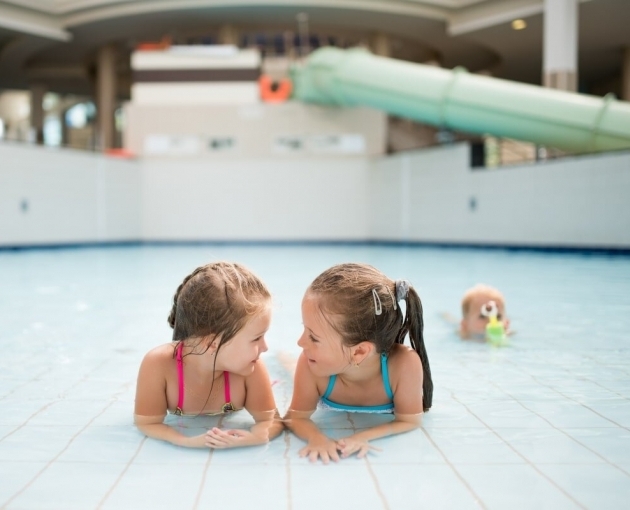Van olyan, hogy túl sok strandolás? - Mennyi időt tölthetnek a gyerekek a strandfürdő medencéiben?