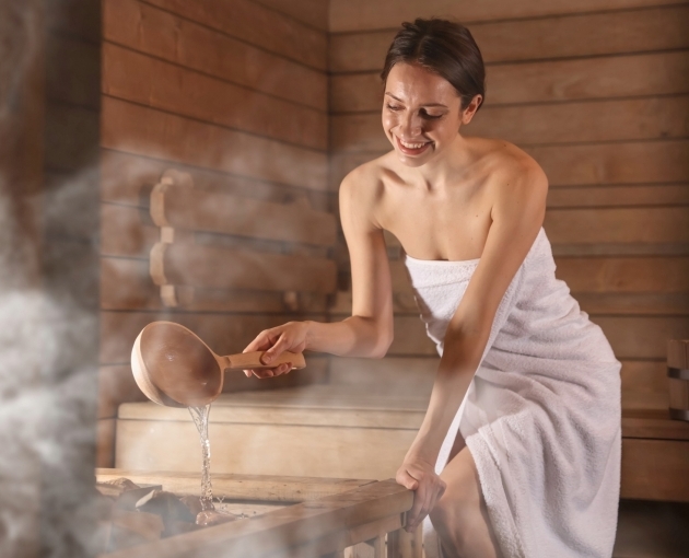 Boldogabbak, energikusabbak, kipihentebbek leszünk – így hat a szaunázás a mindennapi jóllétre