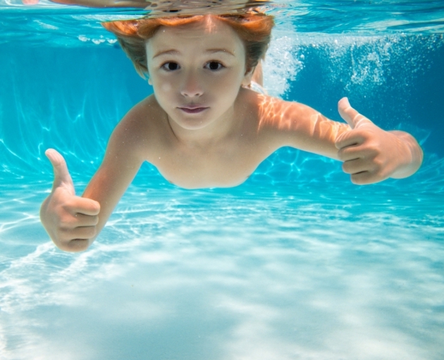 Fejlődési előnyök, amiket a korai úszás nyújt a kisgyerekeknek