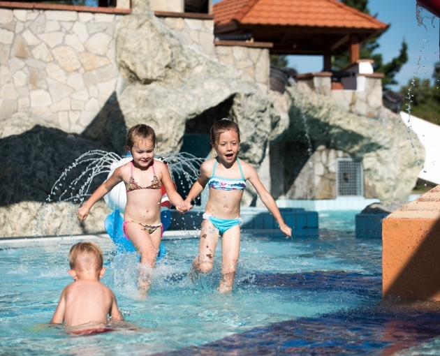 Irány a gyerekbarát fürdő - Egy jól sikerült családi nyaralás akár éveken át hatással lehet a szülő-gyermek kapcsolatra