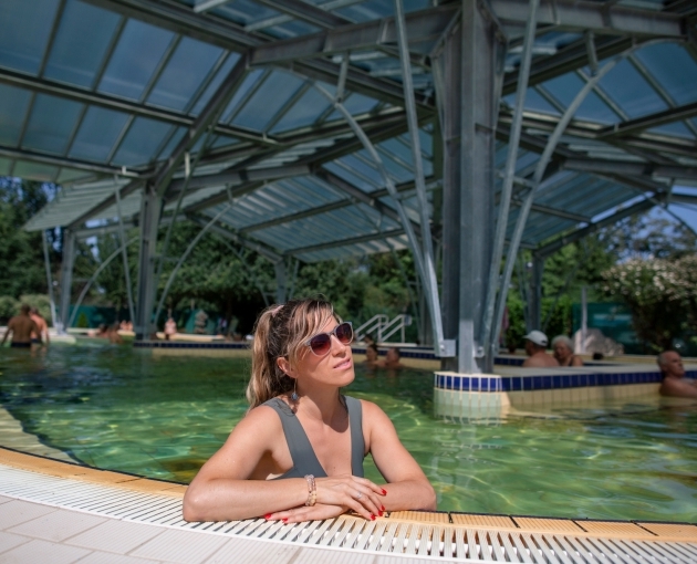 Nem csak a napvédő krém, hanem a napszemüveg használata is fontos a strandfürdőn