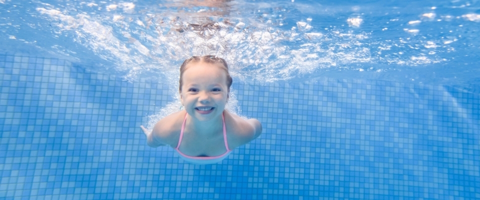 Amikor a pancsolás tanít: hogyan segíti az úszás a gyerekek fejlődését