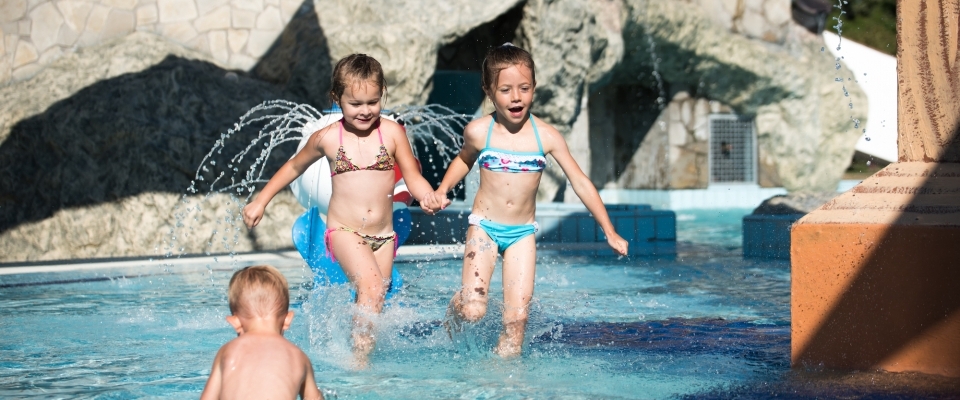 Irány a gyerekbarát fürdő - Egy jól sikerült családi nyaralás akár éveken át hatással lehet a szülő-gyermek kapcsolatra
