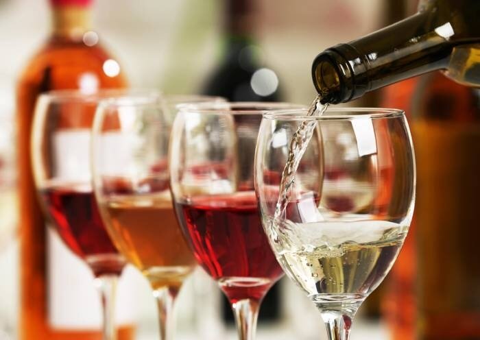 Wein-Dinner mit Péter Eleks Stand-up-Show am Plattensee