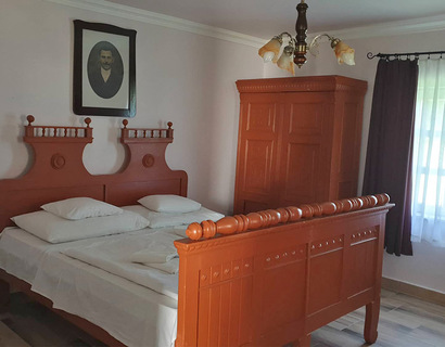 Dvojposteľová izba s tradičným nábytkom