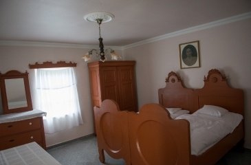 Cameră dublă cu mobilier tradițional