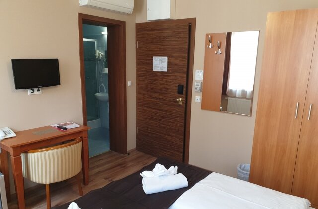 Standard double room - Six Inn Hotel Budapest