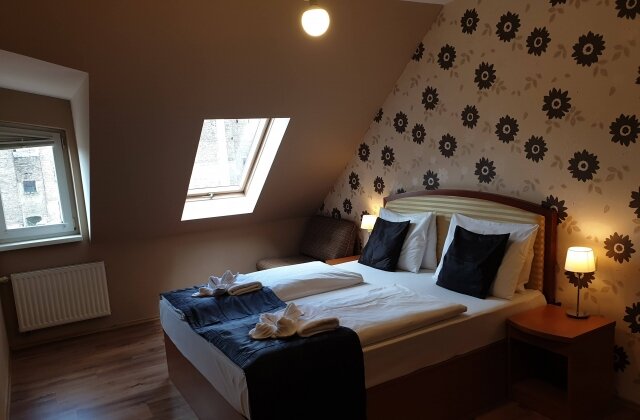 Superior double room with an extra bed - Six Inn Hotel Budapest