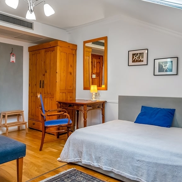 Budget-friendly classic room