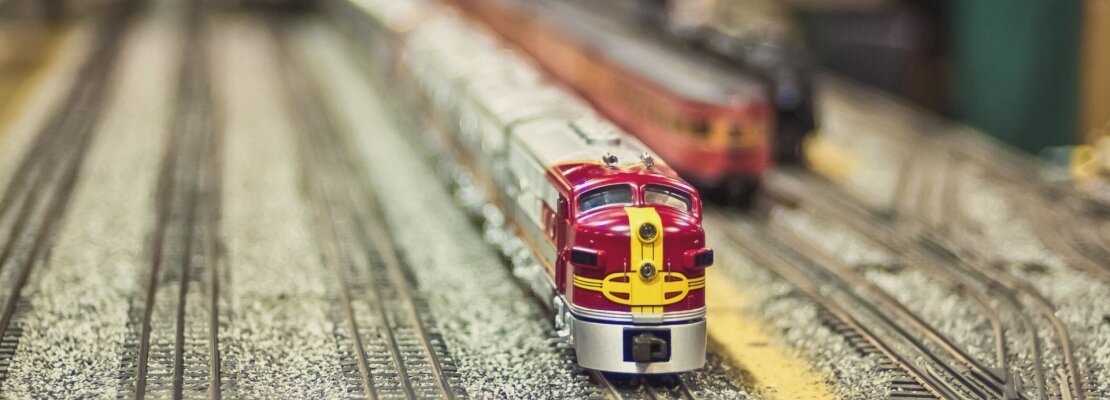 Lokomotív vasúttervező társasjátékkal