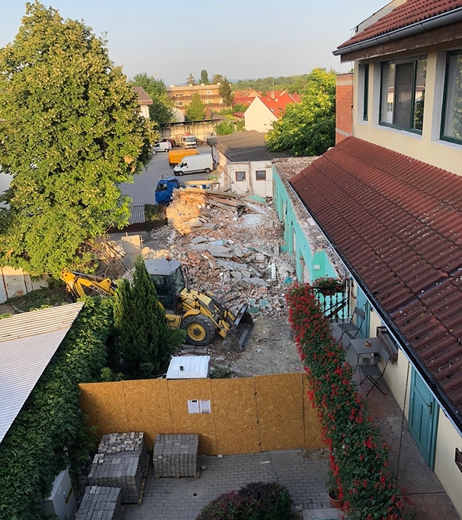 Prvá budova zbúraná