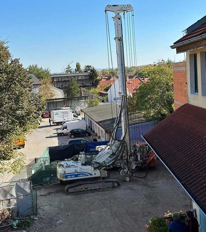 Začatie vrtanie pre piloty kvôli statike budovy